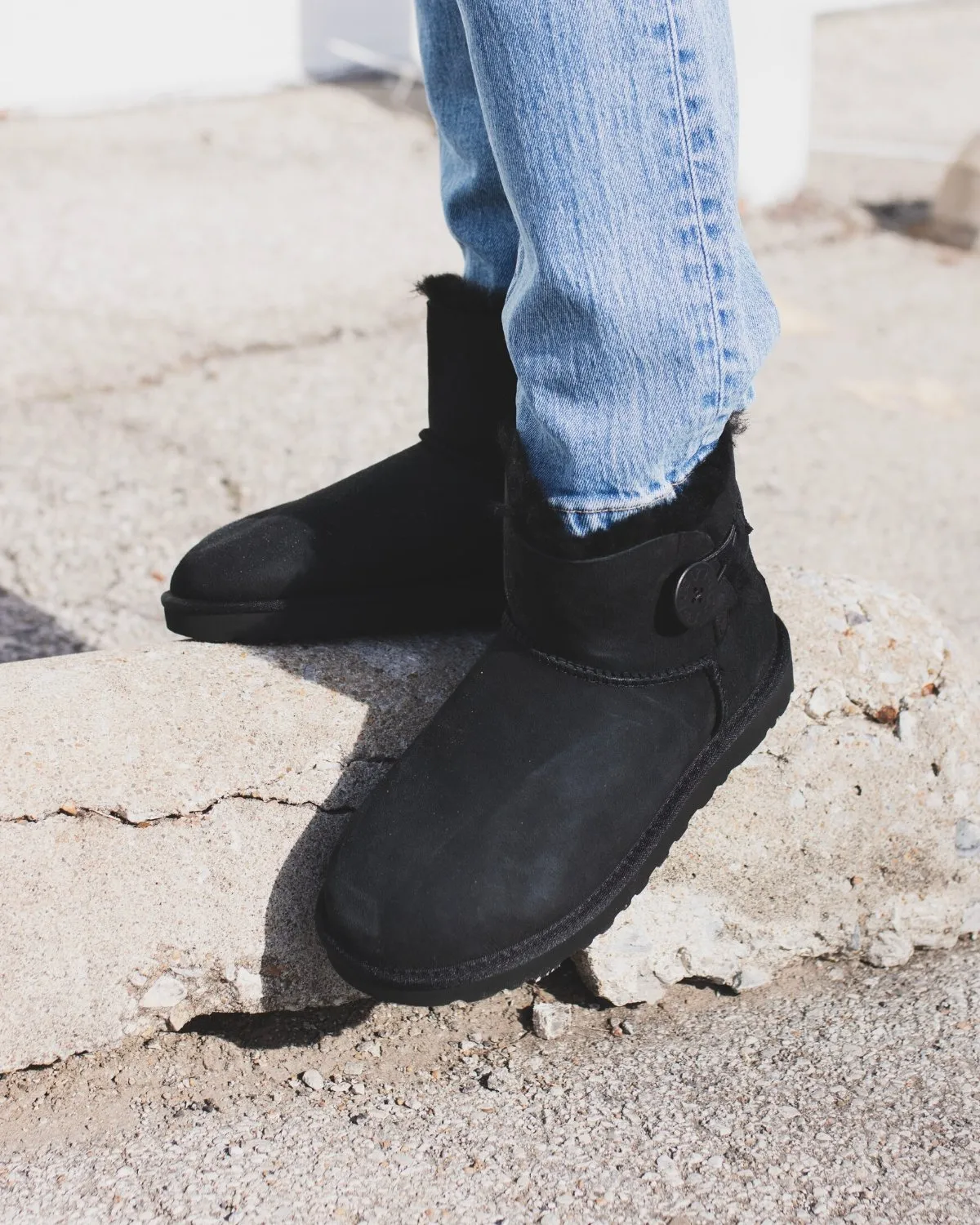 UGG: Mini Bailey Button II in Black